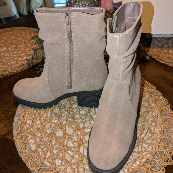 BN with Macy's Box Bella Vita Taupe Slough Leather Ankle Bootie. Size 7 - Picture 4 of 10